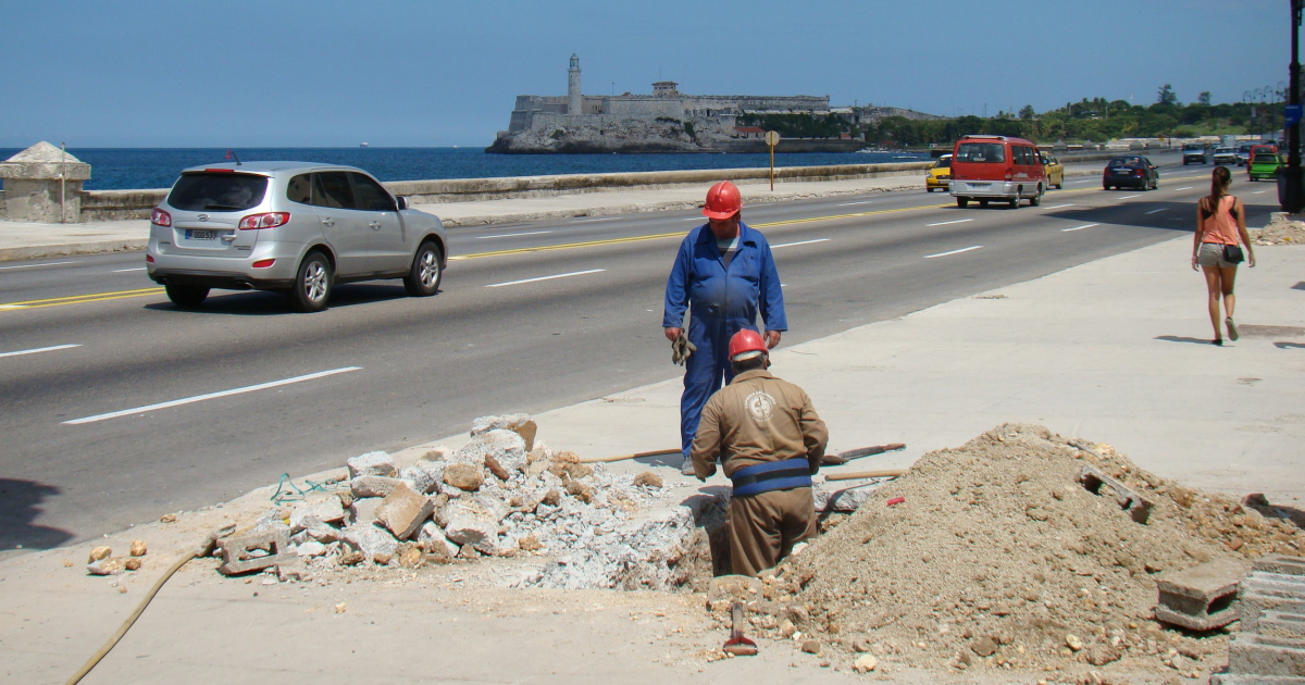 Obreros cubanos © CiberCuba