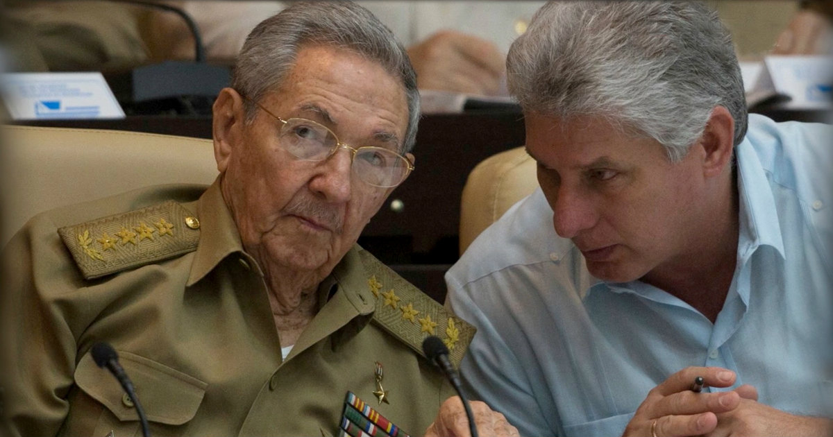 Raúl Castro y Díaz-Canel. © CiberCuba.