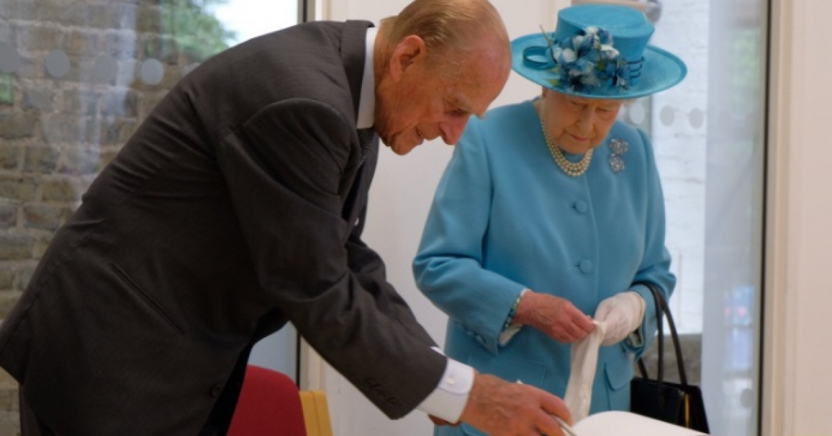 El duque de Edimburgo firmando en compañía de la reina de Inglaterra © Twitter / The Royal Family