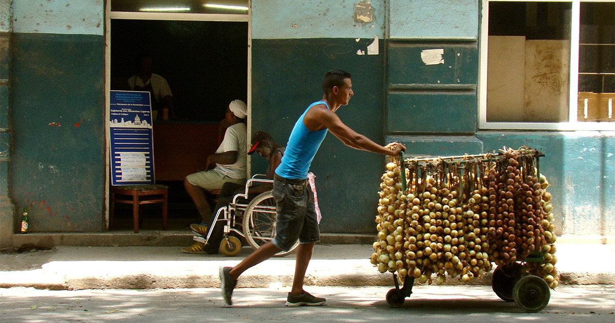Vendedor de cebollas en las calles de La Habana © CiberCuba