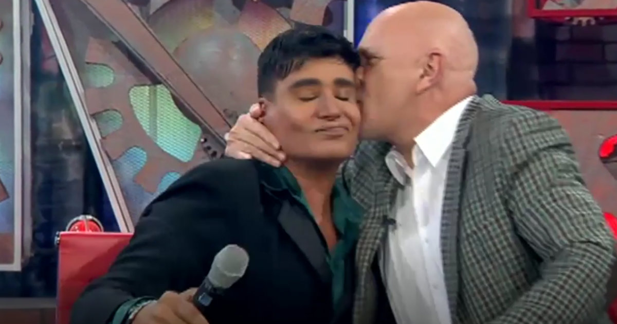 Carlos Otero besa a Eduardo Antonio en America TeVe. © Eduardo Antonio / Instagram