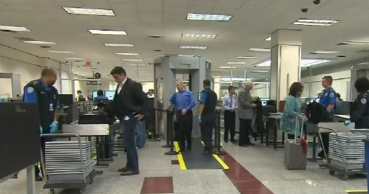 Pasajeros pasando controles en un aeropuerto de Estados Unidos © Univision Noticias