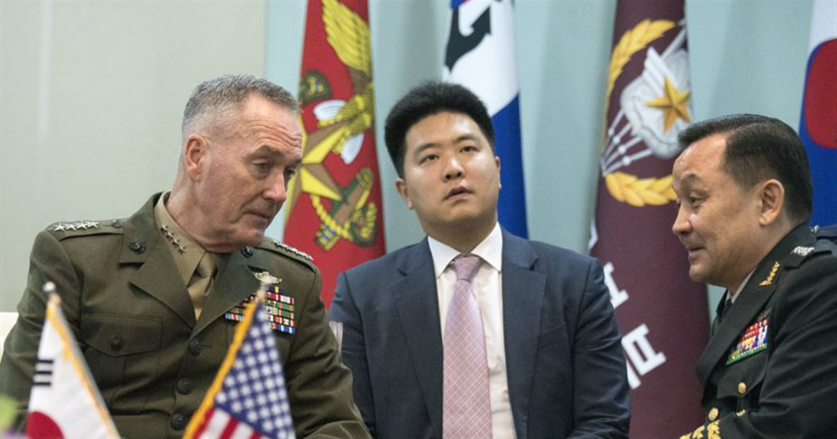 Militares estadounidenses y surcoreanos dialogan en una reunión © Department of Defense