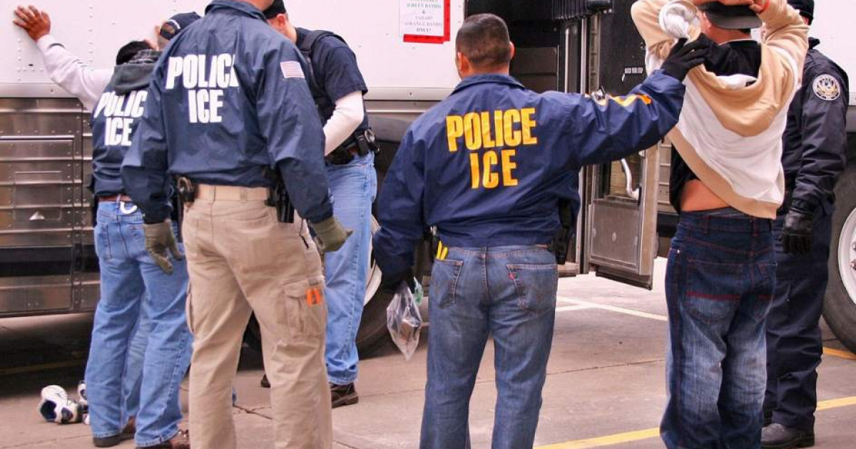 Agentes de inmigración de EEUU deteniendo a migrantes © ICE Wikipedia