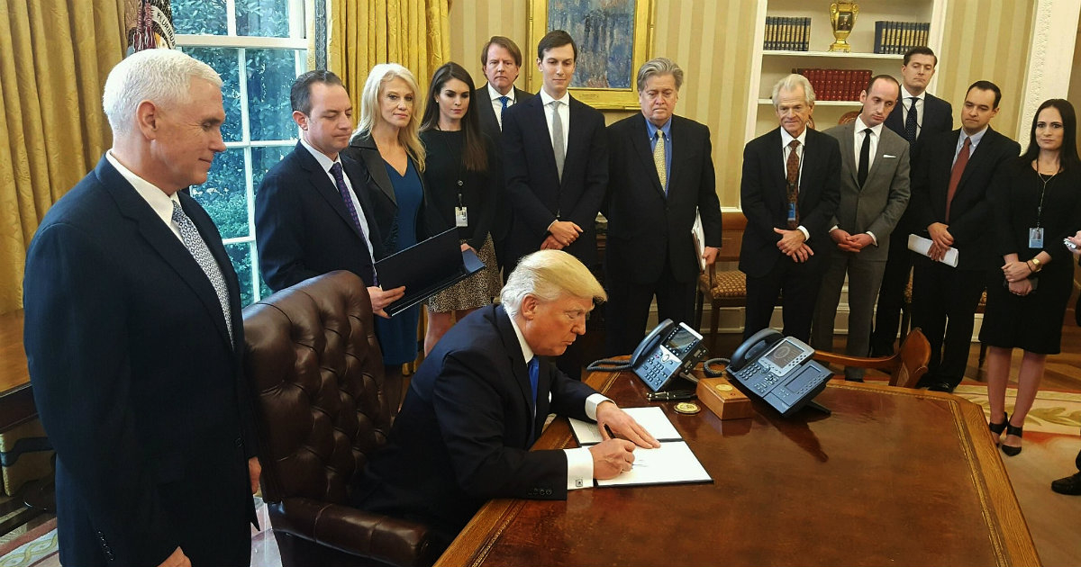 Donald Trump firmando una orden ejecutiva en la Casa Blanca © Wikipedia