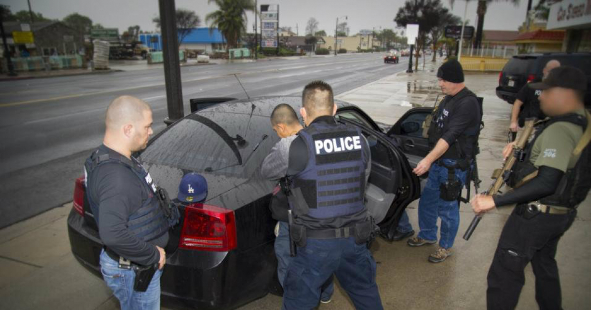 Agentes migratorios deteniendo a un inmigrante indocumentado en EEUU © ICE