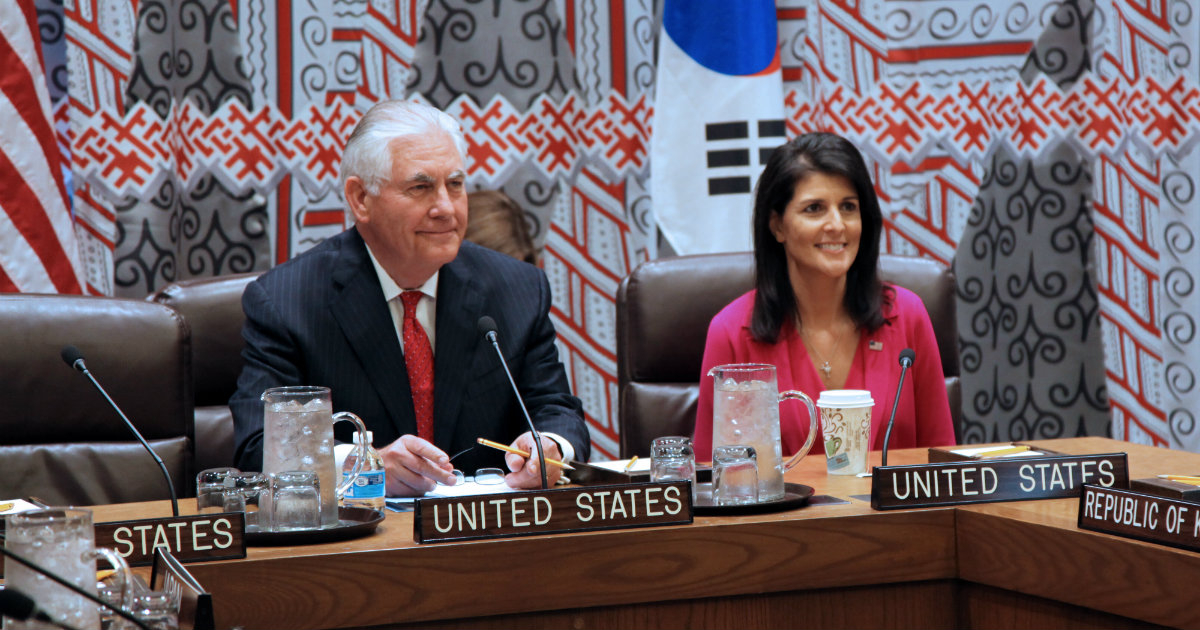 La embajadora de EEUU en la ONU, Nikki Haley, junto a Rex Tillerson © Wikimedia Commons