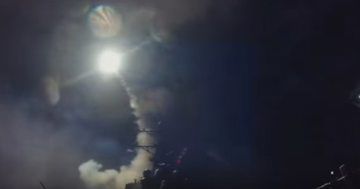 Misiles estadounidenses impactando en base militar de Siria © Youtube / EFE