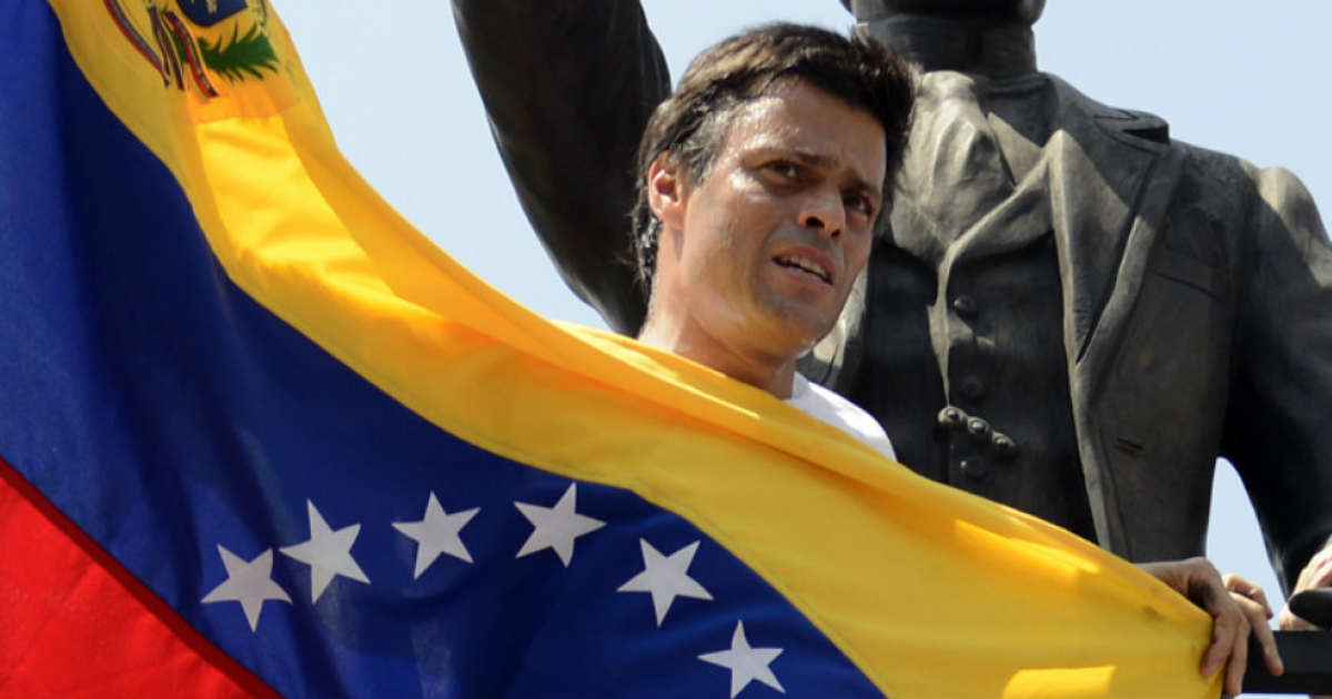 El disidente venezolano Leopoldo López levantando la bandera de Venezuela © www.leopoldolopez.com