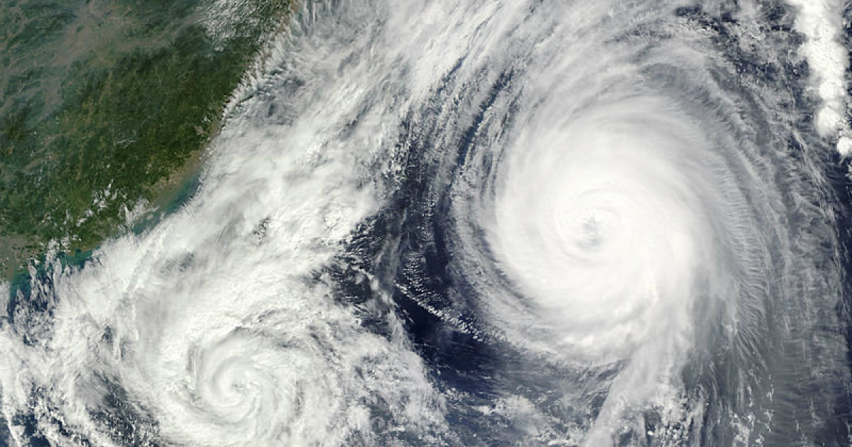 Momento en que dos huracanes aproximan sus trayectorias © Wikipedia