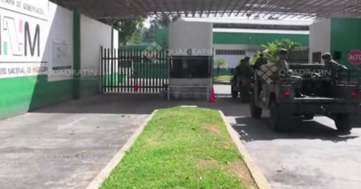 Miembros del ejército de México entrando al centro migratorio de Tapachula © El Universal