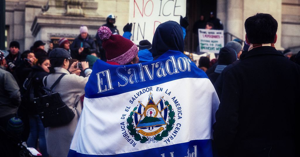 Salvadoreños con su bandera © Wikipedia