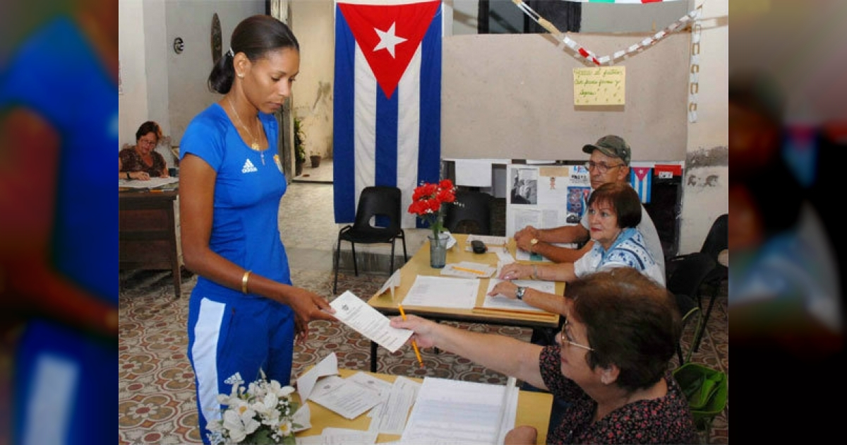 Una ciudadana de Cuba depositando su voto © Cubadebate / Rodolfo Blanco Cue