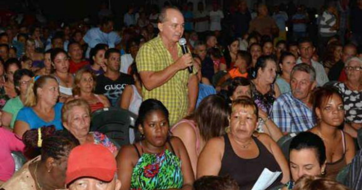 Ciudadanos de Camagüey eligiendo representantes © Rodolfo Blanco / ACN