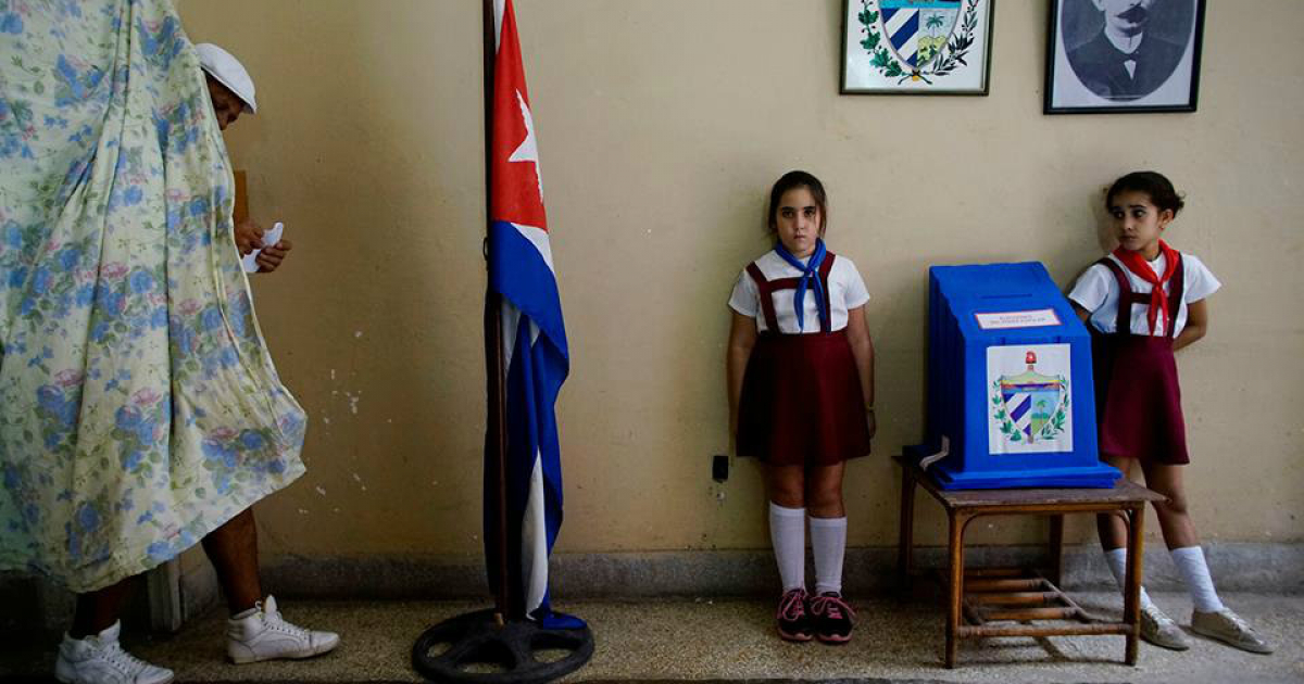 Niños pioneros, custodiando una urna en las elecciones municipales © Reuters / Alexandre Meneghini