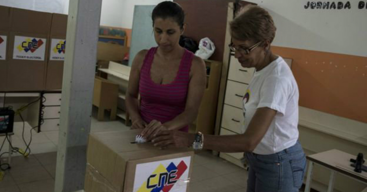 Mujeres venezolanas depositando su voto en las urnas © La Tercera