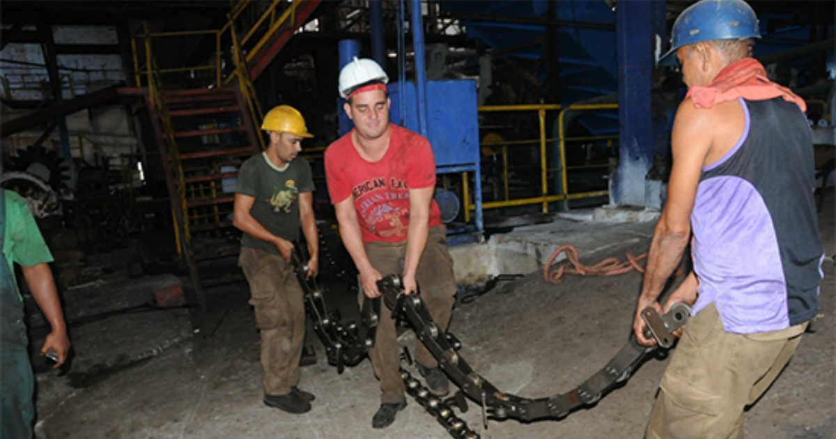 Varios obreros y trabajadores eléctricos en labores de recuperación en Cuba © Juventud Rebelde / Juan Carlos Dorado