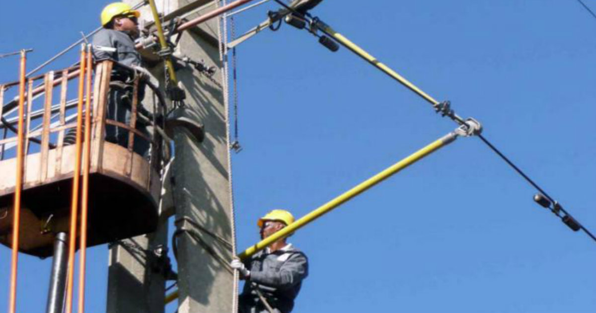 Operarios trabajan en la electrificación de Pinar del Río © Granma/ Ronald Suárez Rivas