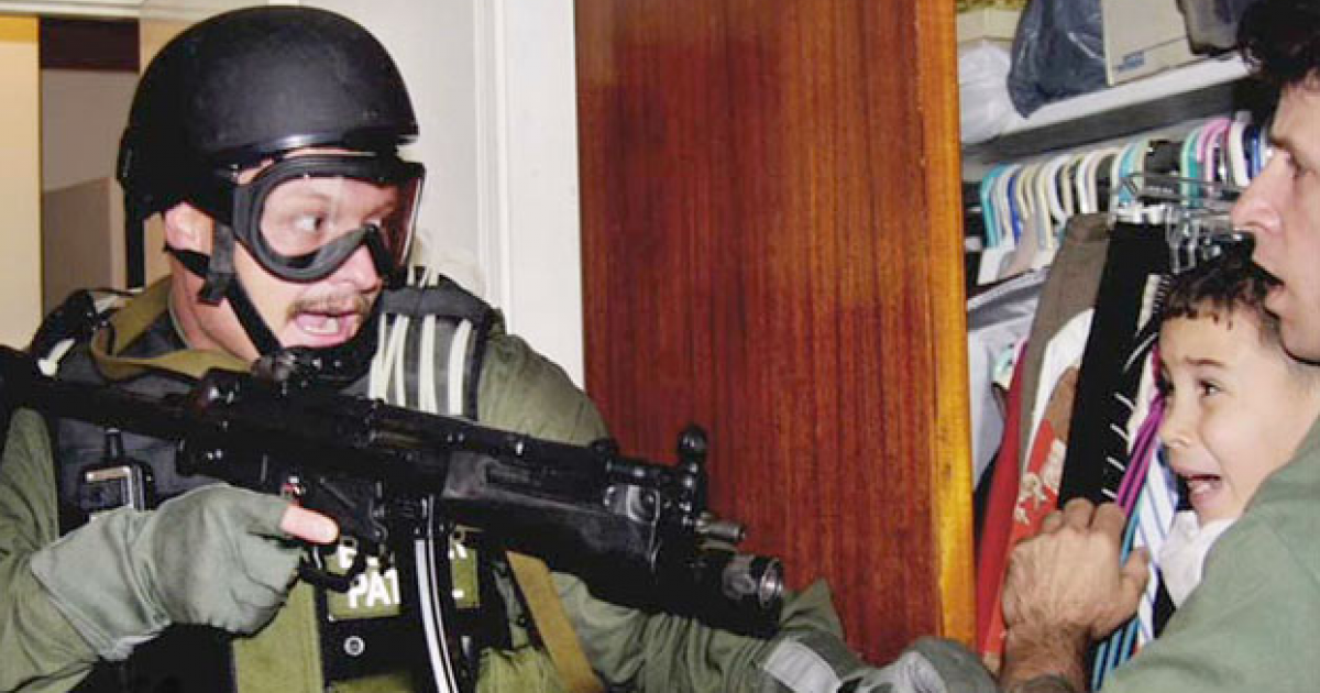 Resultado de imagen para Fotos EliÃ¡n GonzÃ¡lez es sacado por la fuerza por agentes federales de la casa de sus familiares
