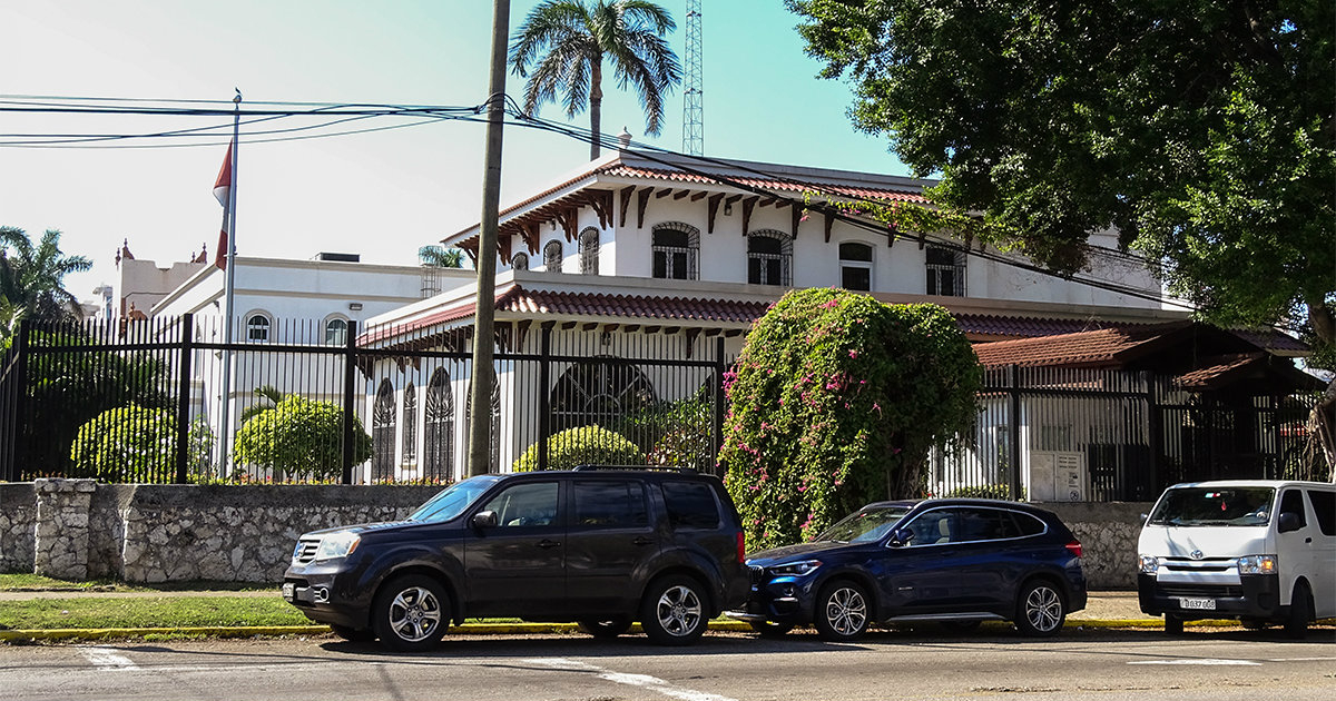 Autos estacionados en los exteriores de la embajada de Canadá en La Habana © CiberCuba