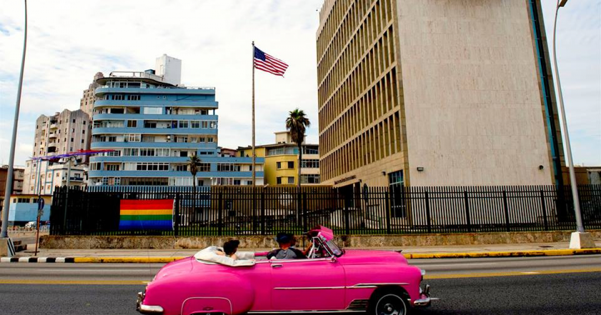 La bandera de la comunidad LGTBI en los exteriores de la Embajada de EE.UU en Cuba © Facebook / Embajada de Estados Unidos en Cuba