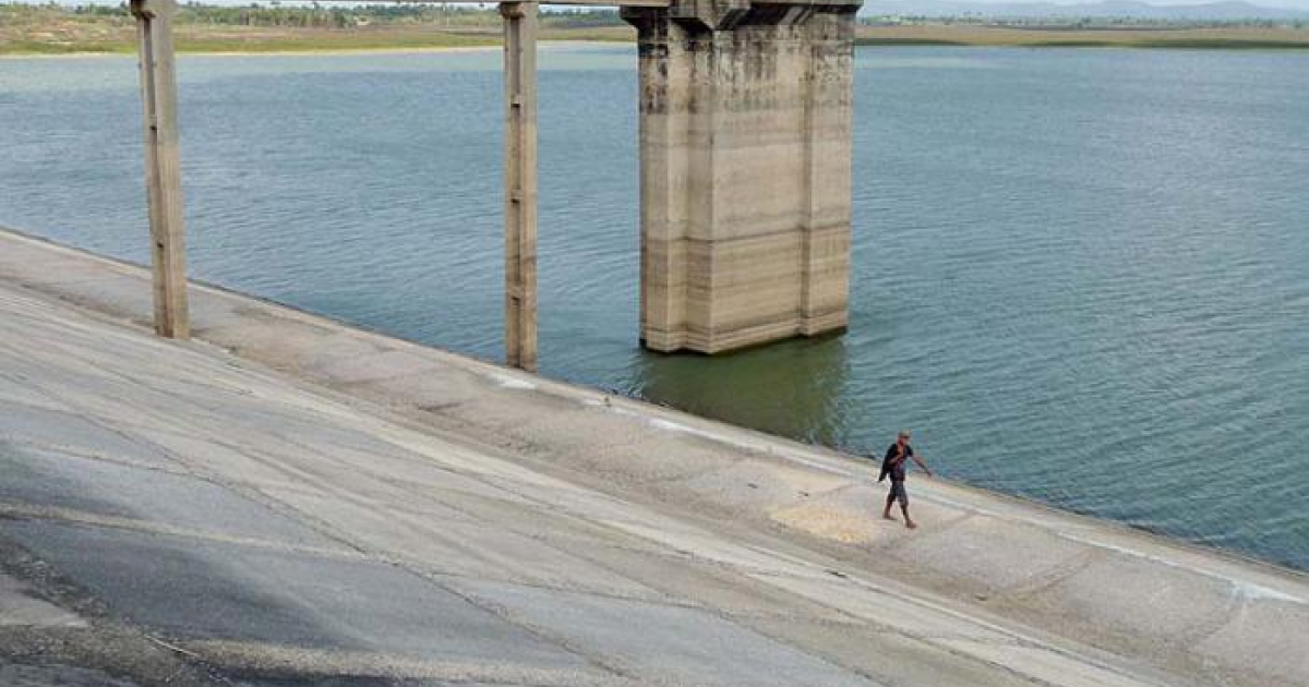 Imagen con la cantidad de agua de un embalse en Cuba © Cadenagramonte