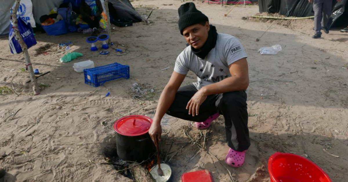 Esteban Trujillo en el campamento de refugiados de Horgos © La Vanguardia/Anna Buj