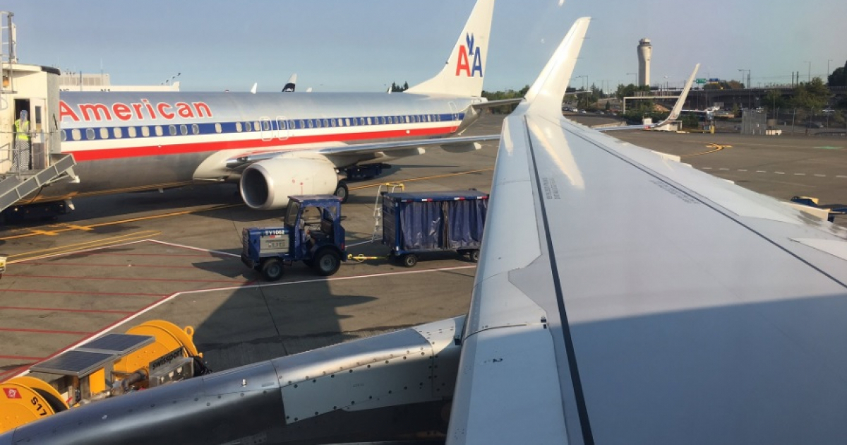 American Airlines carga equipajes de pasajeros / Foto: Twitter AA.