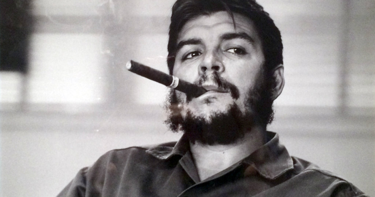 Ernesto "Che" Guevara fumando en una imagen de archivo © Wikimedia Commons
