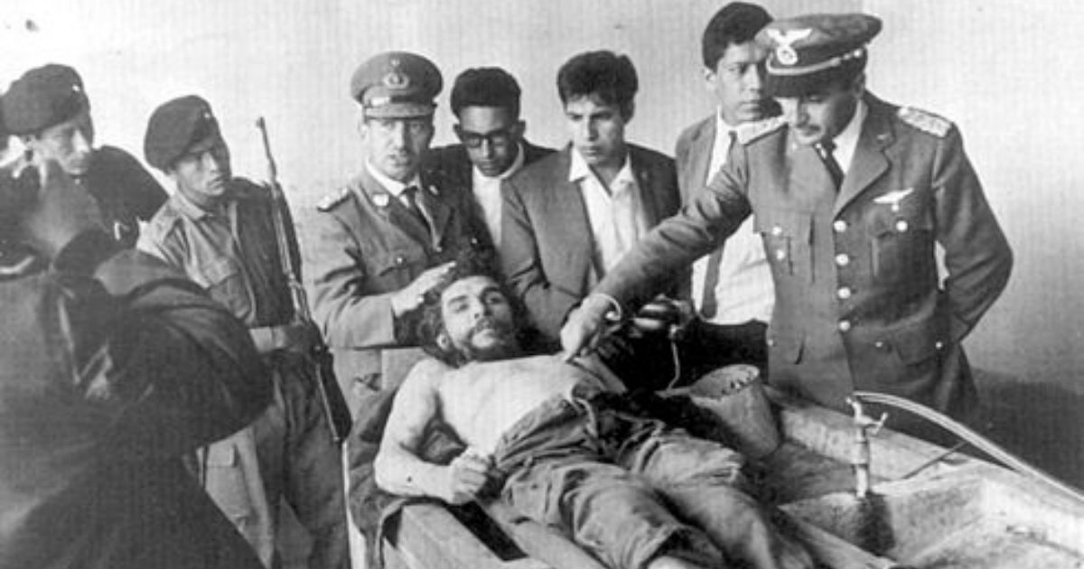 El cadáver de Ernesto Che Guevara en una imagen de archivo © Wikipedia