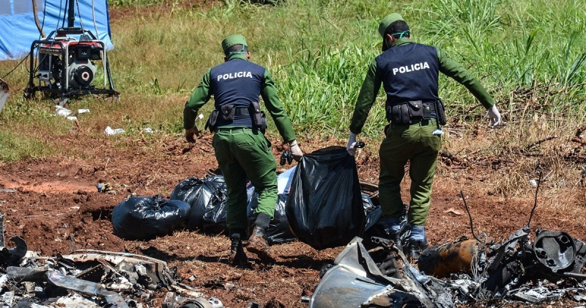 Autoridades cubanas en el lugar del accidente aéreo © ACN/ Marcelino Vázquez