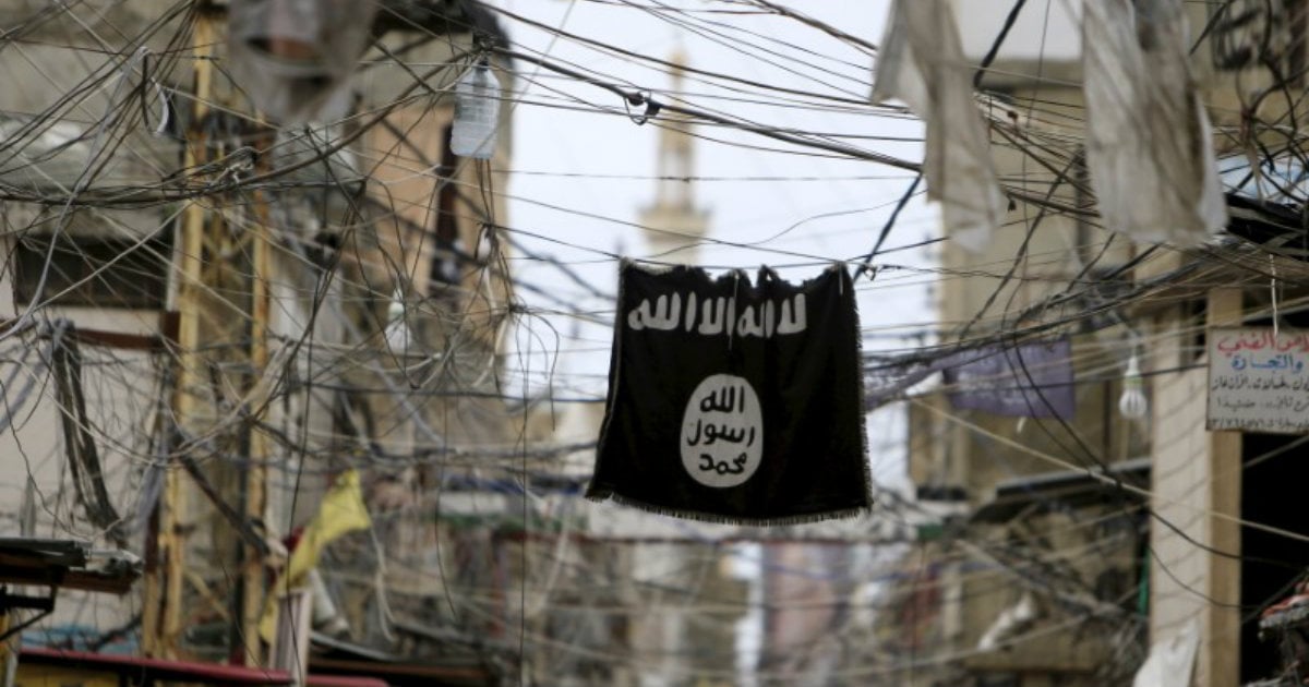 Imagen de archivo de una bandera del Estado Islámico en el Líbano © REUTERS/Ali Hashisho