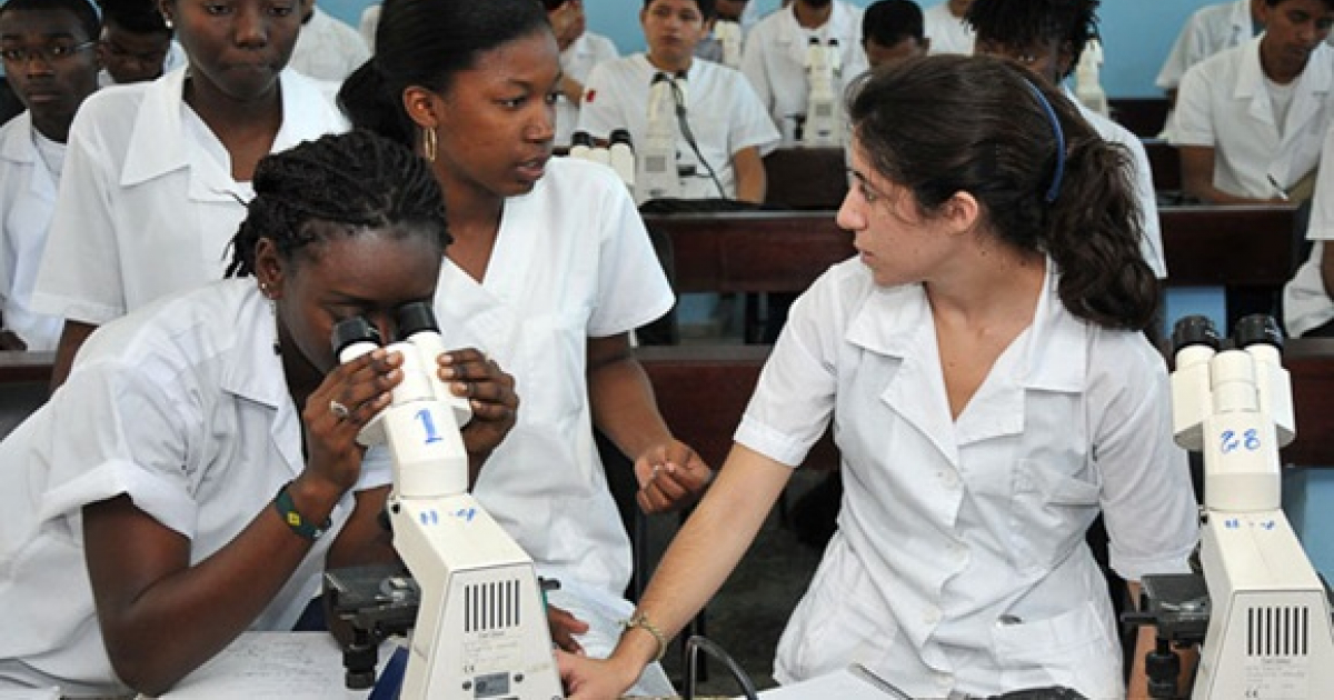 Estudiantes de medicina en Cuba © Cubadebate