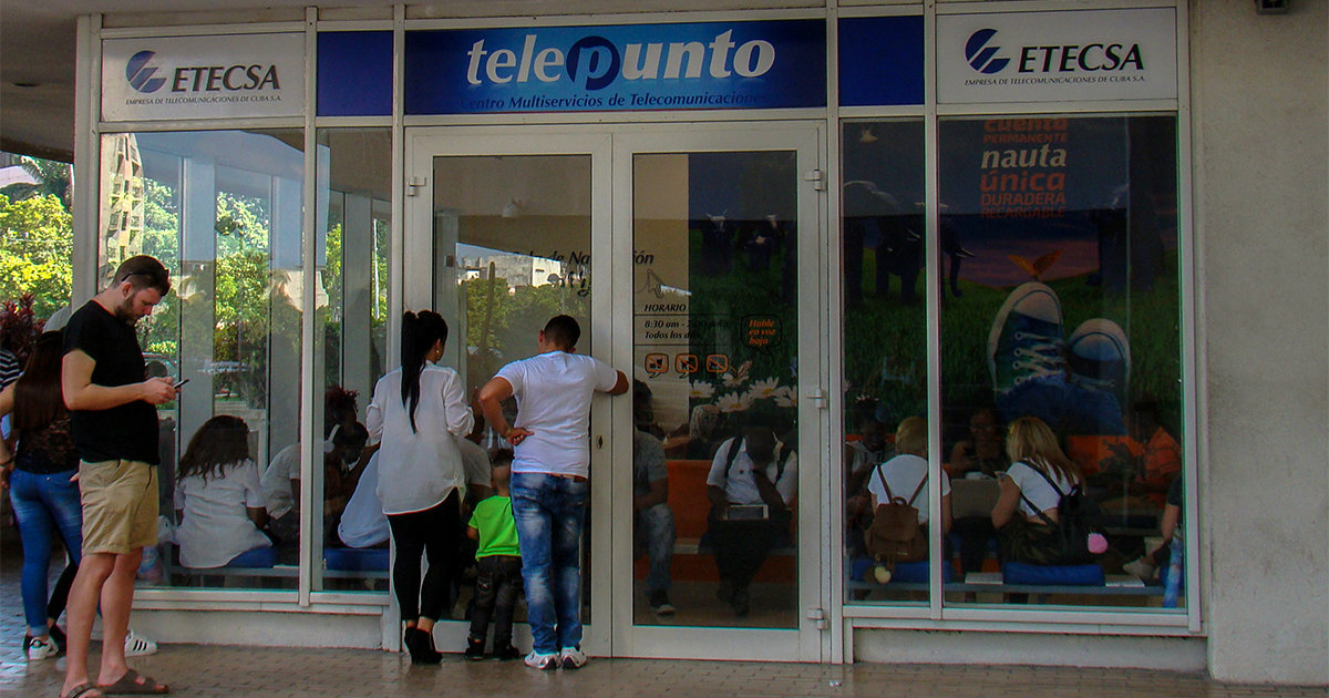 Clientes, aguardando en una cola de ETECSA. © CiberCuba.