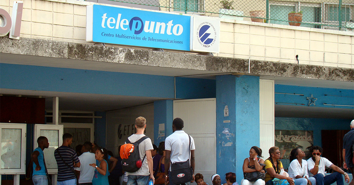 Usuarios de La Habana en un establecimiento de ETECSA © CiberCuba