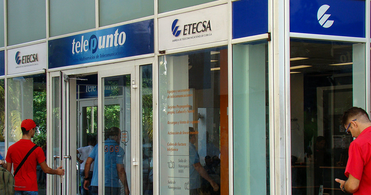 Usuarios a las puertas de una tienda ETECSA en La Habana © CiberCuba