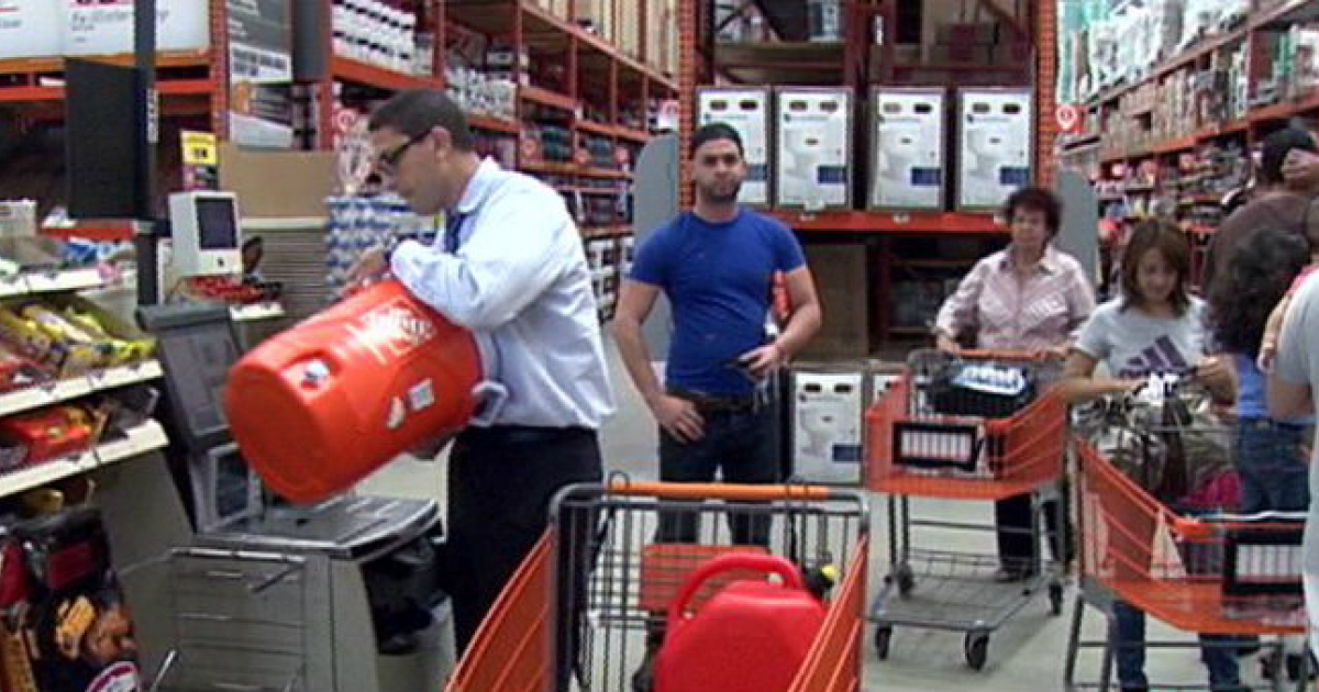 Colas de clientes acumulando previsiones para enfrentarse al huracán Matthew © americateve.com