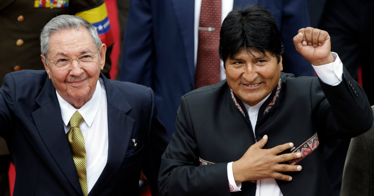 Raúl Castro y Evo Morales saludan a los medios © comunicacion.gob