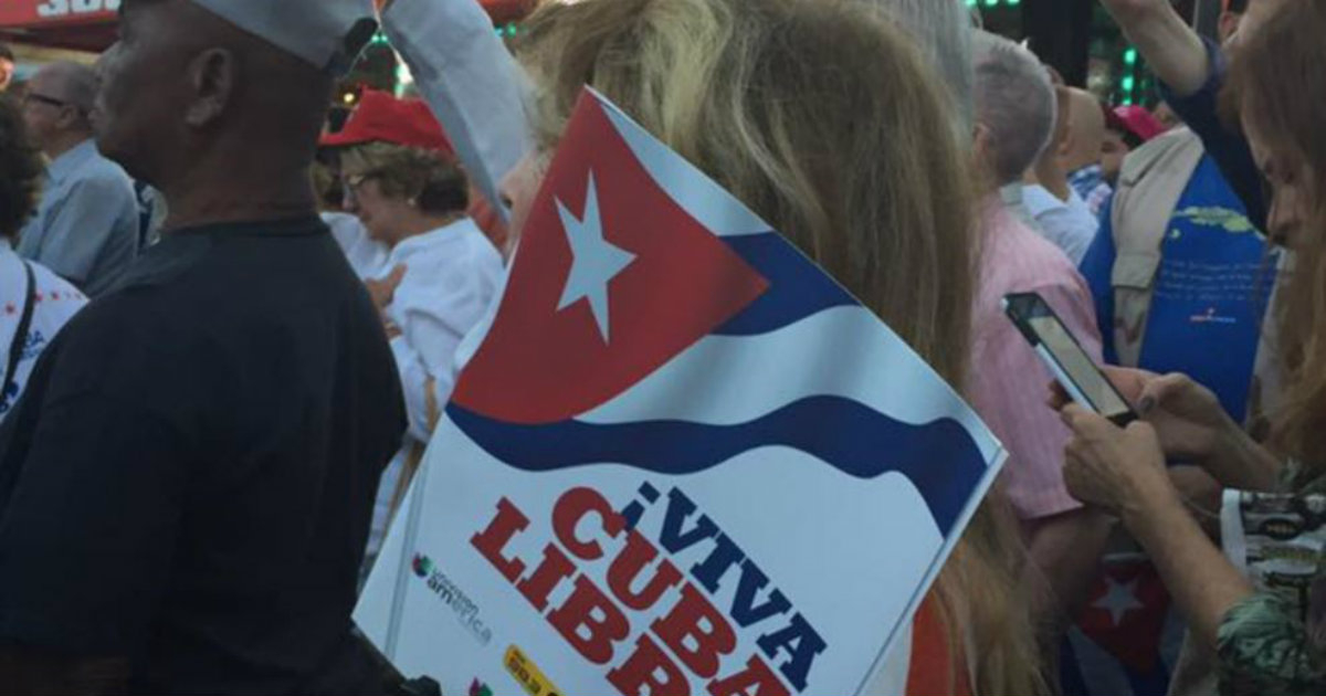 Exiliados cubanos en un acto de celebración por la muerte de Fidel Castro © Martí Noticias