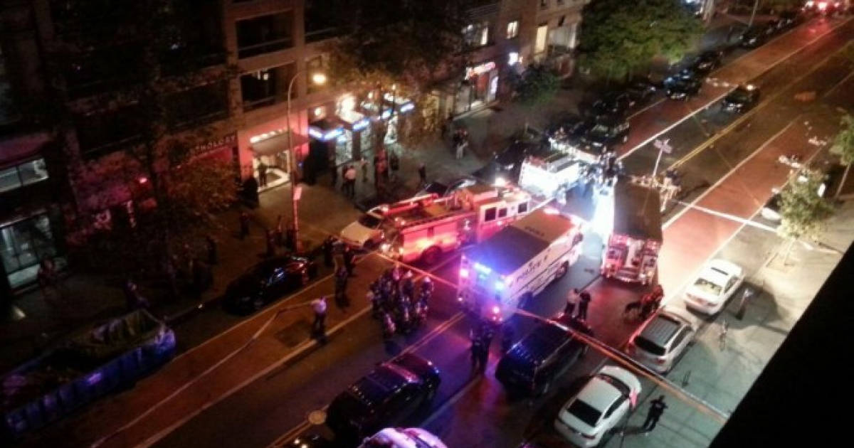 Escena de la explosión en Nueva York con bomberos y policía © Epoch Times