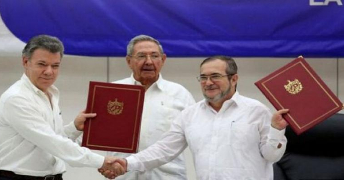 Juan Manuel Santos y Timochenko sellan la paz ante Raúl Castro © Radio Habana Cuba