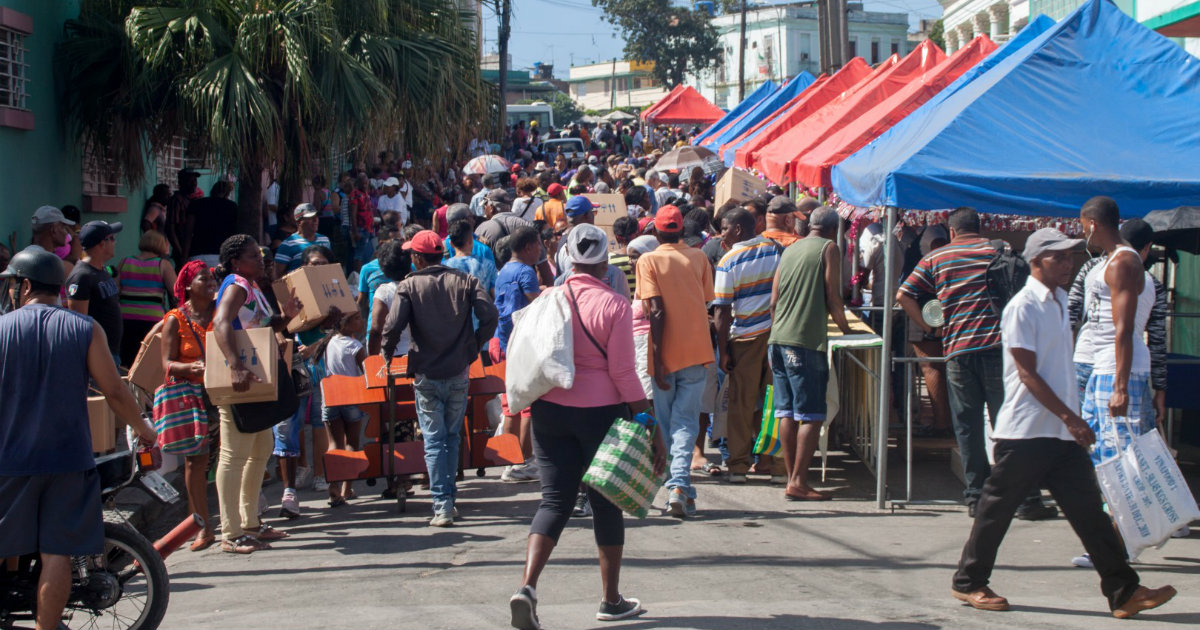 Personas acuden a la Feria Comercial en Santiago de Cuba © CiberCuba/José Roberto Loo Vázquez