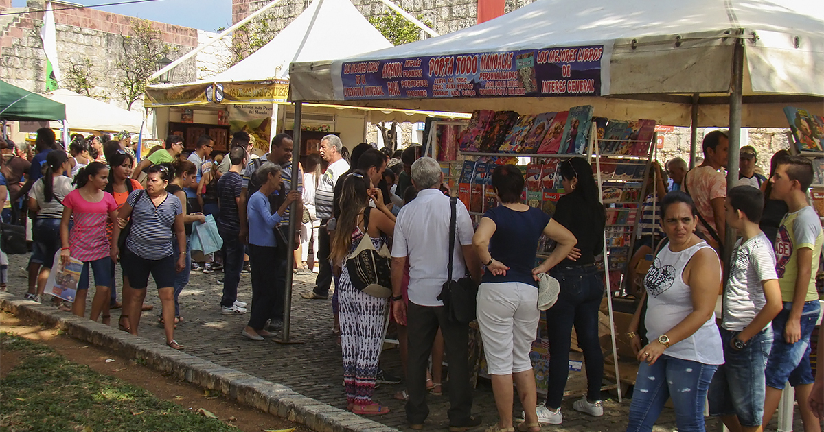 Premio al escritor cubano Rafaell de Águila © CiberCuba