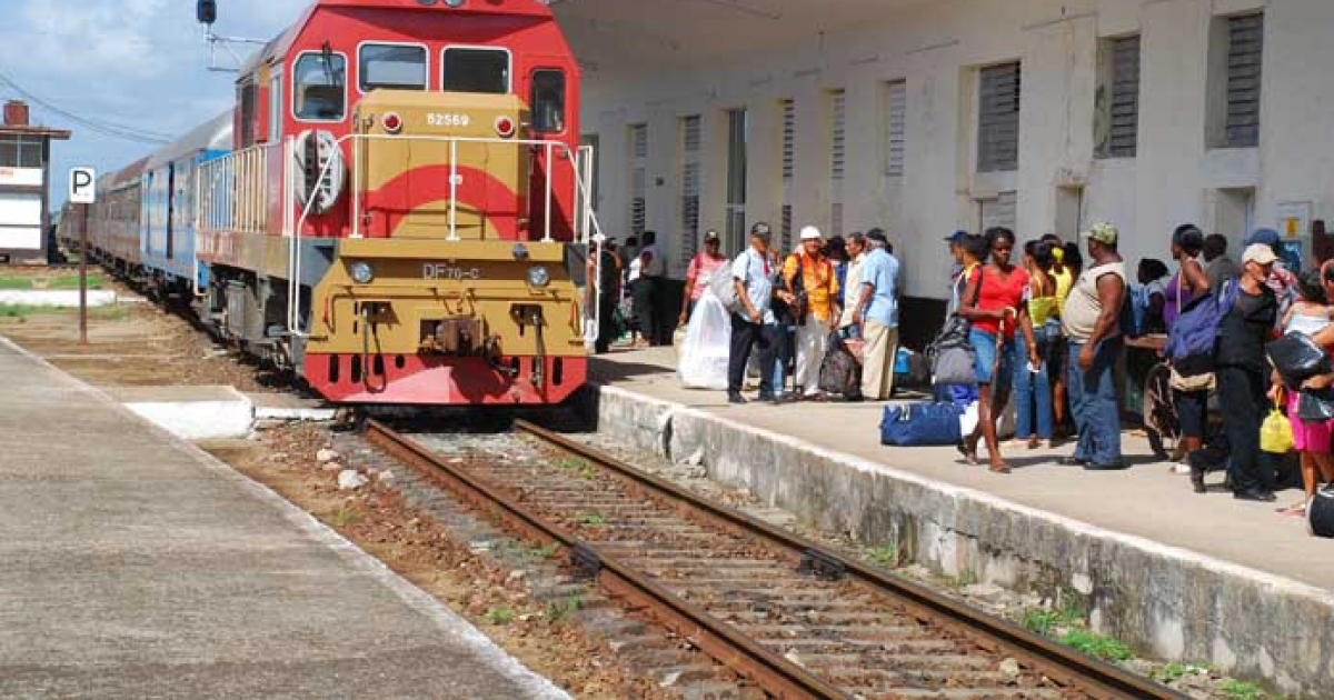 Locomotora llegando a la estación de Ciego de Ávila © Radio Metropolitana / Archivo