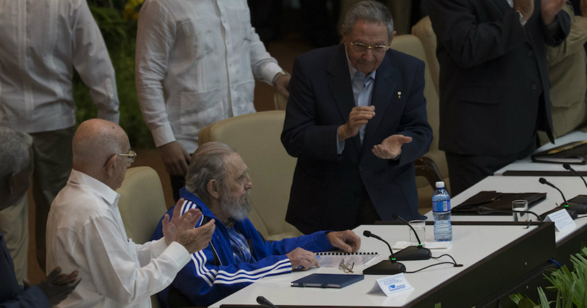 Raúl Castro aplaude a Fidel Castro en el Parlamento de Cuba © Cubadebate / Ismael Francisco
