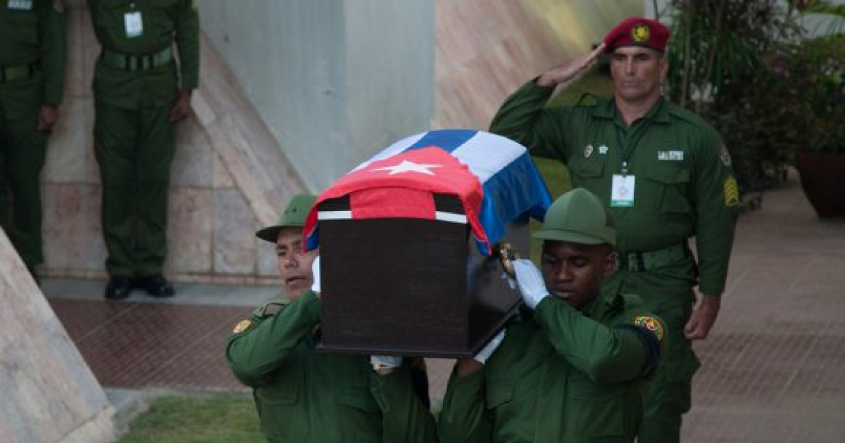 Militares transportando los restos de Fidel Castro © Cubadebate