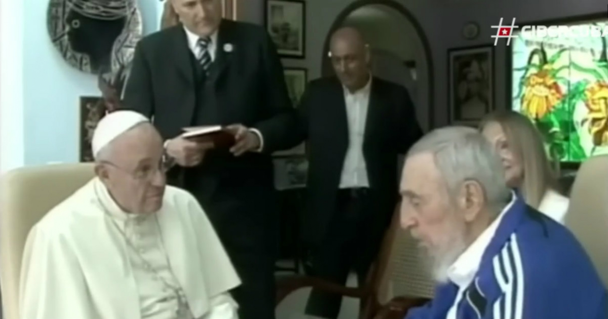 Fidel Castro y el papa Francisco conversando en casa del dirigente © Cibercuba