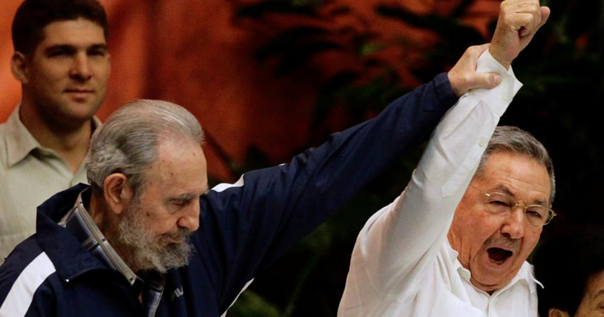 Fidel Castro junto a su hermano Raúl Castro © Reuters