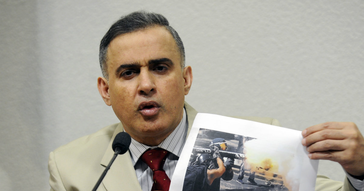 El fiscal general Tarek William Saab mostrando una foto de los disturbios © Flickr / Senado Federal