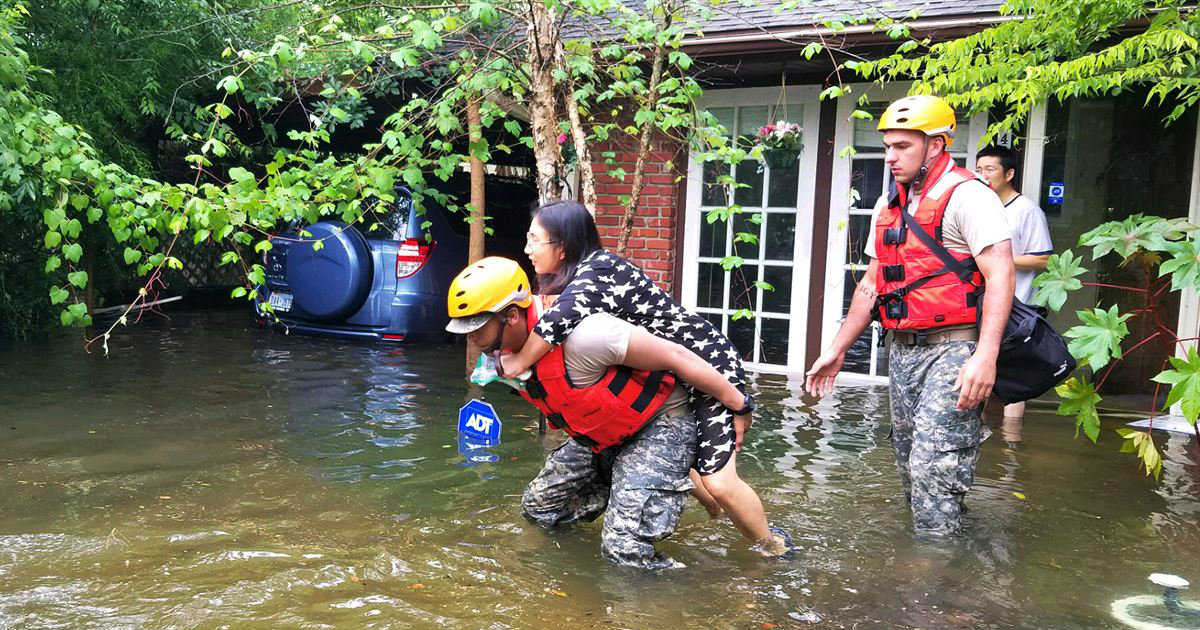 Residente de Houston tratando de salir de una calle inundada © U.S. Department of Defense